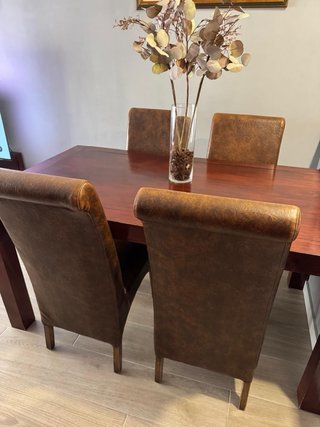 Conjunto muebles y mesa con sillas de piel