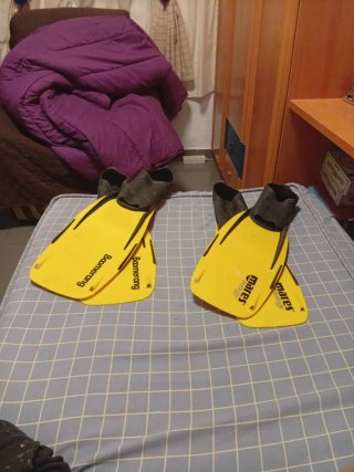 2 juegos de aletas de buceo amarillas