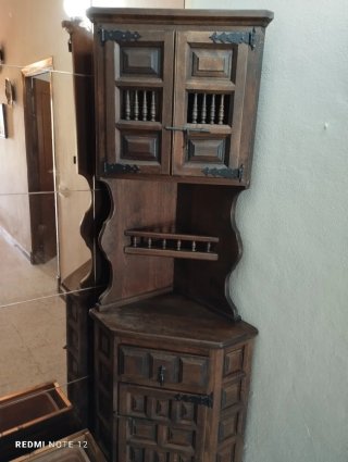 Armario de madera con detalles metálicos