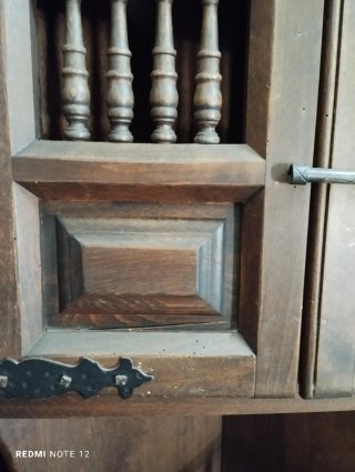 Armario de madera con detalles metálicos