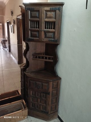 Armario de madera con detalles metálicos