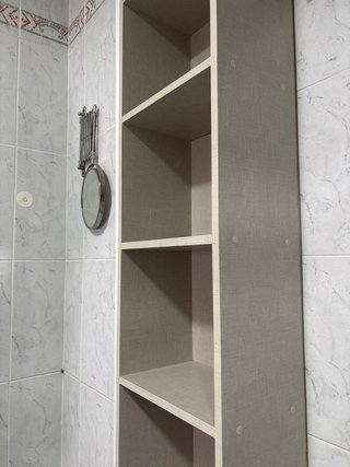 Estantería de baño beige y gris