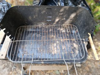 Barbacoa con ruedas + 2 sacos y medio de carbón.
