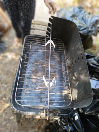 Barbacoa con ruedas + 2 sacos y medio de carbón.
