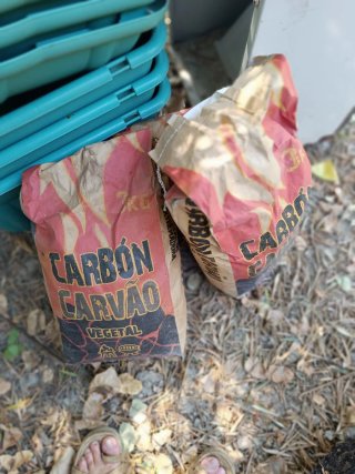 Barbacoa con ruedas + 2 sacos y medio de carbón.