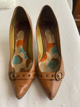 Zapatos de tacón marrones con hebilla