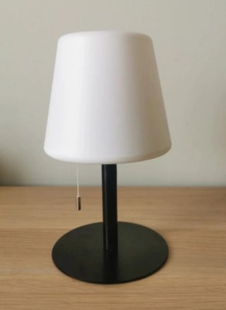 Lámpara LED de mesa negra y blanca