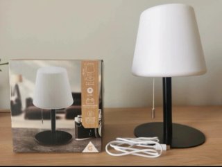 Lámpara LED de mesa negra y blanca