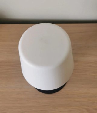 Lámpara LED de mesa negra y blanca