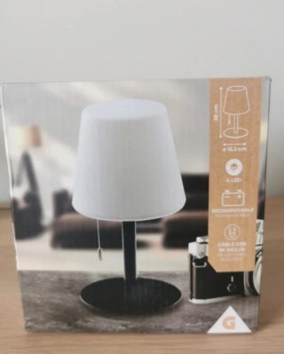 Lámpara LED de mesa negra y blanca