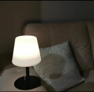 Lámpara LED de mesa negra y blanca