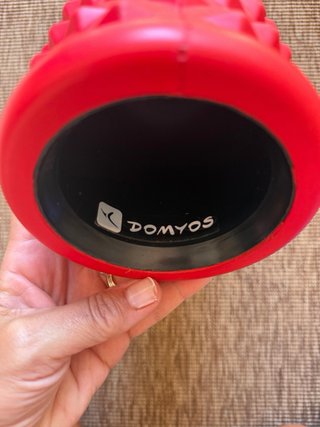 Rodillo de masaje rojo texturizado
