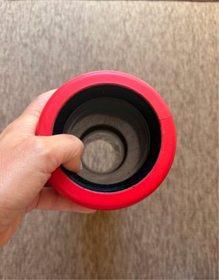 Rodillo de masaje rojo texturizado