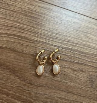 Pendientes Parfois dorados con piedra blanca