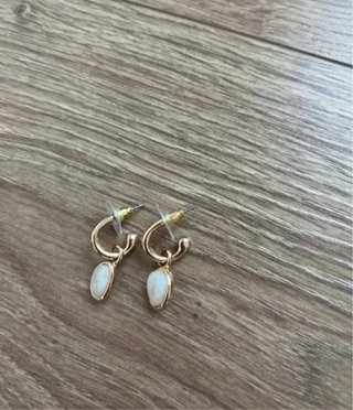 Pendientes Parfois dorados con piedra blanca