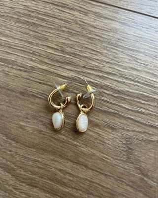 Pendientes Parfois dorados con piedra blanca