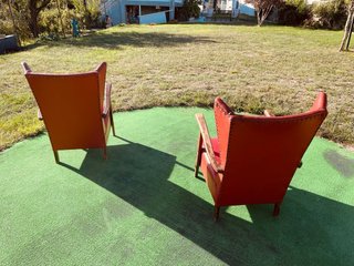 Butacas de cuero y madera rojas