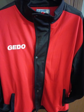 Chaqueta deportiva Gedo roja y negra talla L