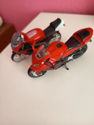 Dos motos miniatura rojas