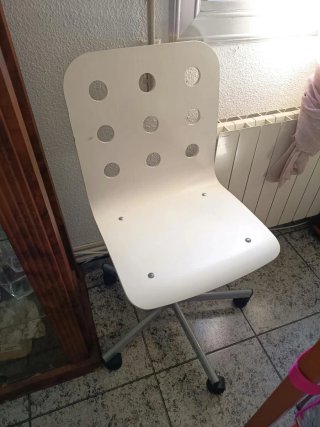 Silla de escritorio blanca con ruedas