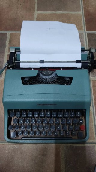 Máquina de escribir Olivetti Lettera 32