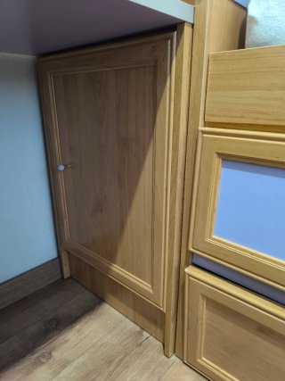 Habitación juvenil, cama con cajones y escritorio