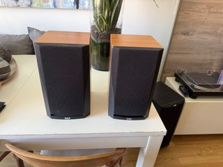 Pareja Altavoces Estantería Bowers & Wilkins.