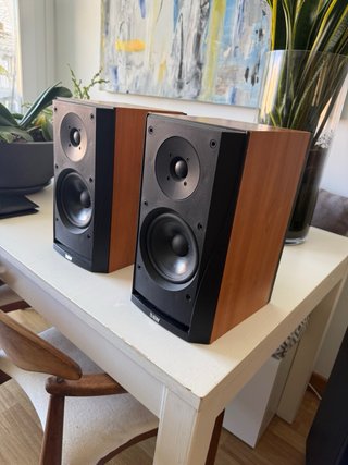 Pareja Altavoces Estantería Bowers & Wilkins.
