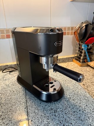 Cafetera DeLonghi Dedica EC685 + Molinillo