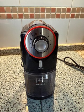 Cafetera DeLonghi Dedica EC685 + Molinillo