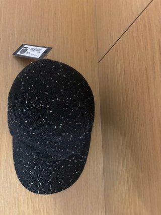 Gorra negra con lentejuelas