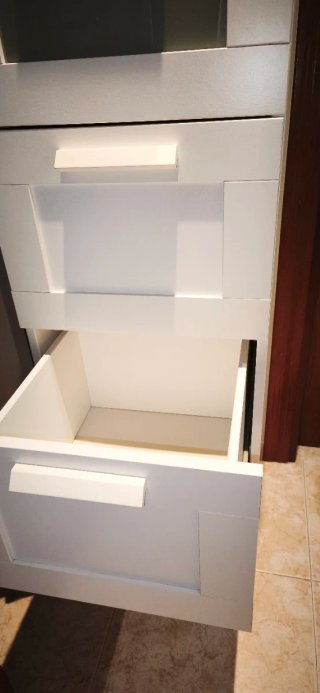 Cajonera blanca con cristal