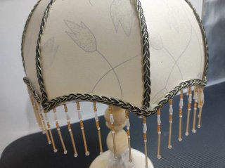Lampada da tavolo beige e dorata