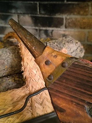 Pequeño fuelle de chimenea antiguo