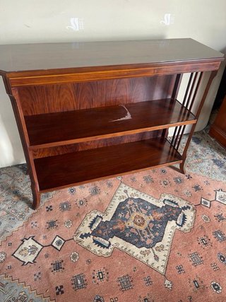Estantería de madera marrón