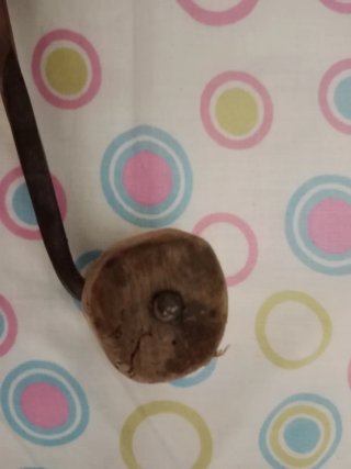 Antiguo bastrén de madera y metal