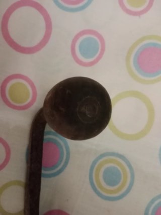 Antiguo bastrén de madera y metal