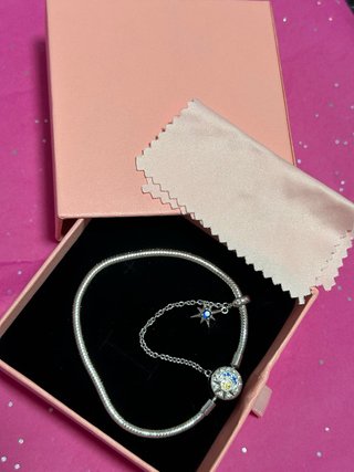 Pulsera con cadena de seguridad