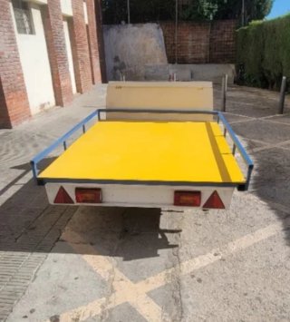 Remolque con cofre y plataforma amarilla