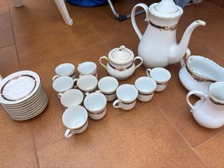 Conjunto de tazas de porcelana dorada