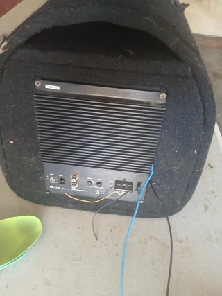 Caja de subwoofer con etapa