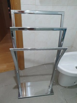 Toallero de pie metálico plateado