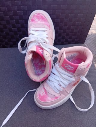 Zapatillas con ruedas rosas y blancas talla 32