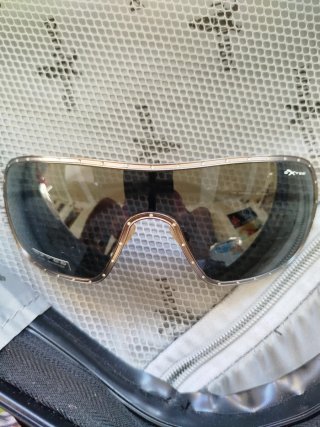 Gafas de sol negras y doradas