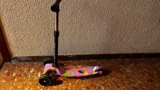 Patinete infantil 3 ruedas rosa que hacen luz.