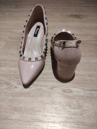 Zapatos de tacón con tachuelas Reve