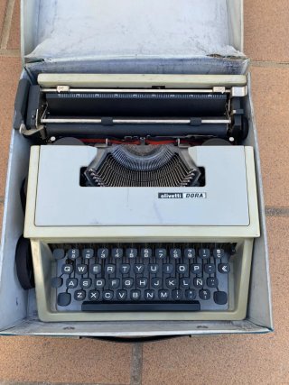 Máquina de escribir Olivetti DORA