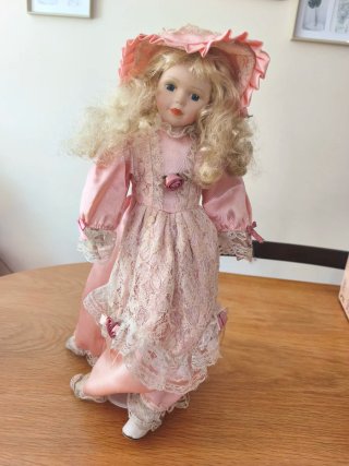 Muñeca de Porcelana Vestido Rosa