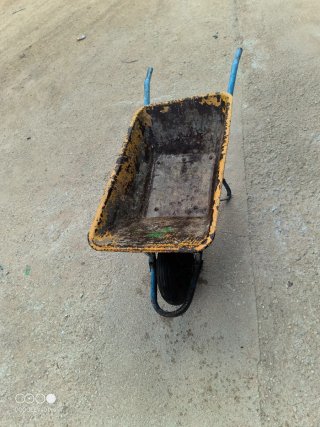 Carretilla de construcción azul