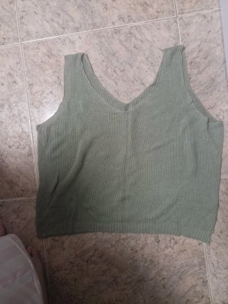 Top verde de punto